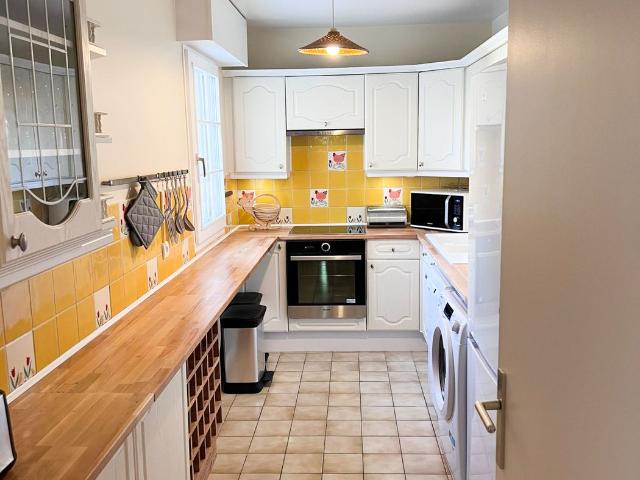 Large top floor unit, very quiet, minutes from shops and transport