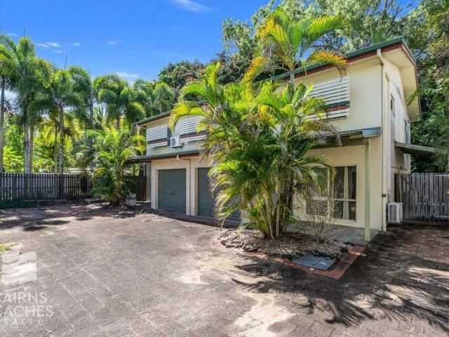 Large Townhouse 1 Street from the Beach