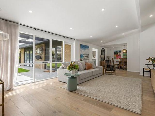 LARGE TOWNHOUSE