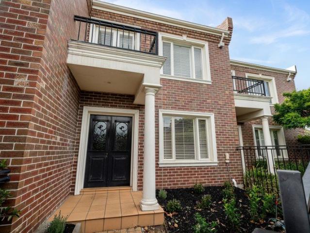 LARGE TOWNHOUSE