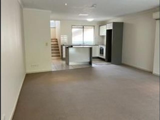 LARGE TOWNHOUSE CLOSE TO TOWN