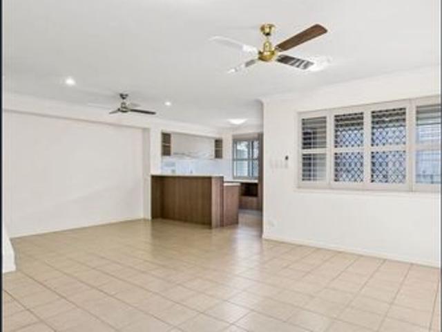 Large Townhouse Great Location