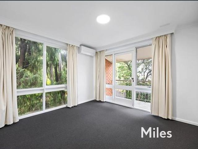 LARGE TOWNHOUSE IN IDEAL LOCATION