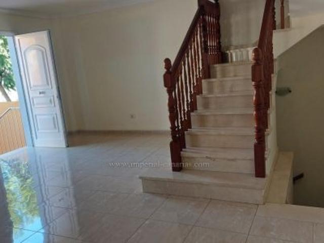Large townhouse with three bedrooms, two bathrooms and a toilet, large garage. Without furniture