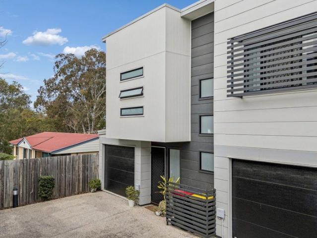LARGE TOWNHOUSE WITH A YARD!