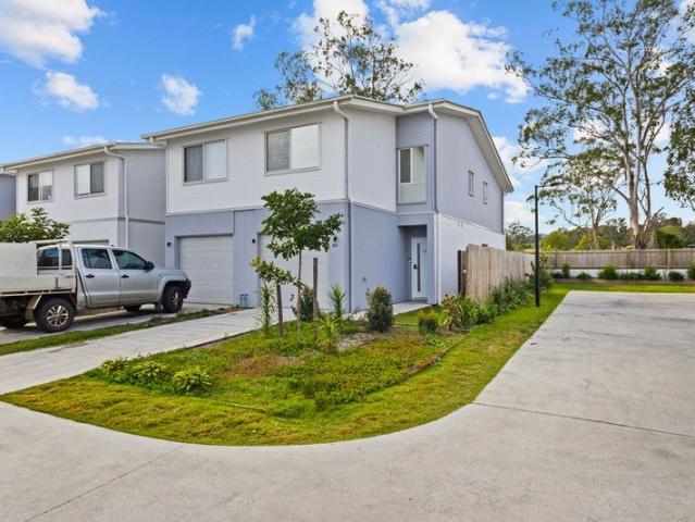 Large Townhouse with Great Sized Yard!