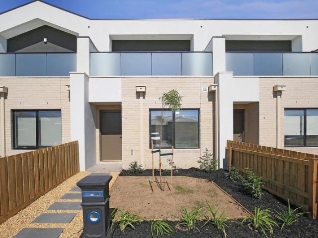 LARGE TOWNHOME!