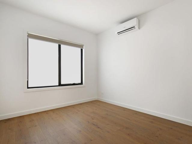 LARGE TOWNHOME!