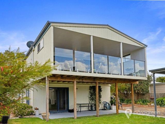 LARGE TRI LEVEL HOME IN PORT