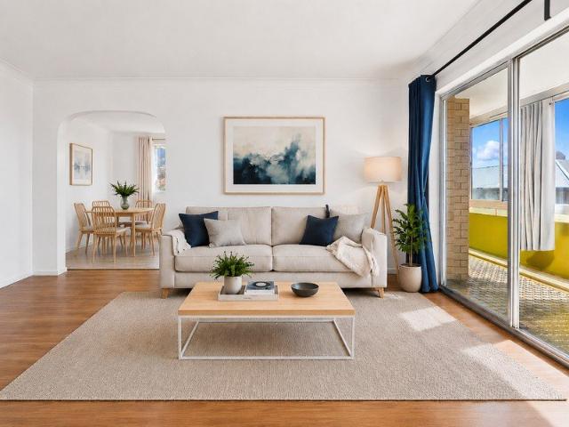 Large 2 Bed, Top Floor End Unit Close to Amenities!