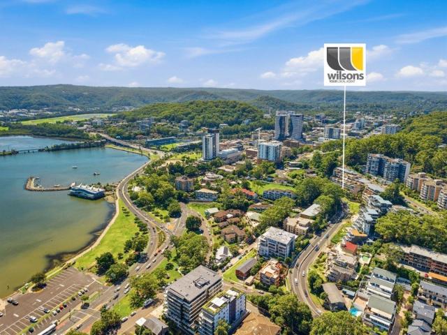 LARGE TWO BEDROOM TOWNHOUSE IN HEART OF GOSFORD RENOVATED BATHROOMS, GREAT LAYOUT & WATER VIEWS
