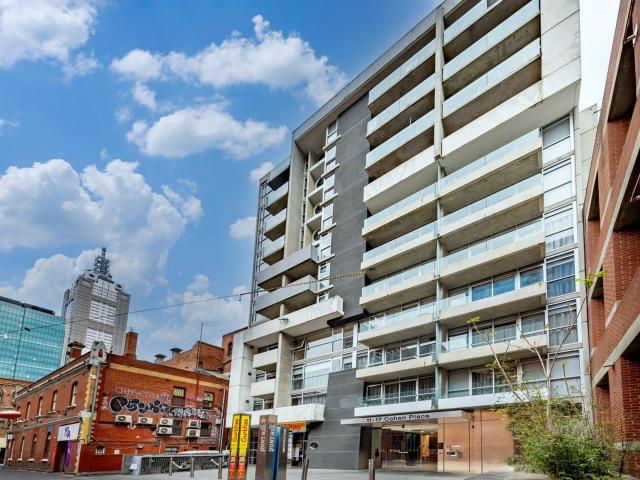 LARGE TWO BEDROOM APARTMENT WITH CAR PARK