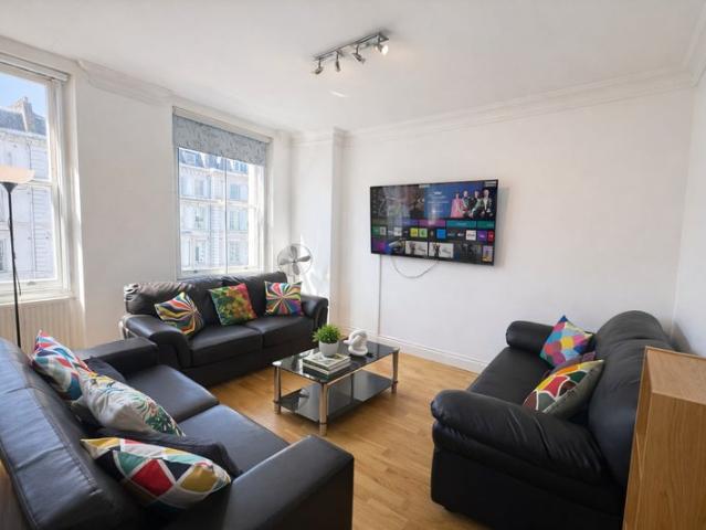 Large Two Bedrooms and Two Bathrooms Flat with AC