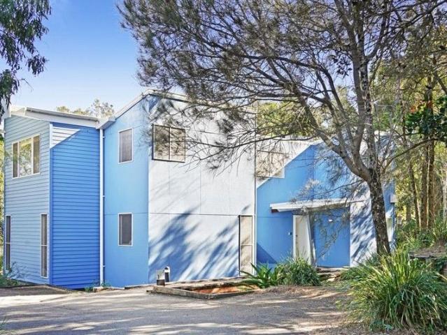 LARGE TWO STORY VILLA 4 BEDROOM / 2 BATHROOM / 2 LIVING