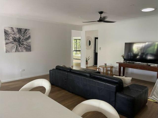 Large UNFURNISHED family home in Palm Cove 3 TO 6 MONTH LEASE