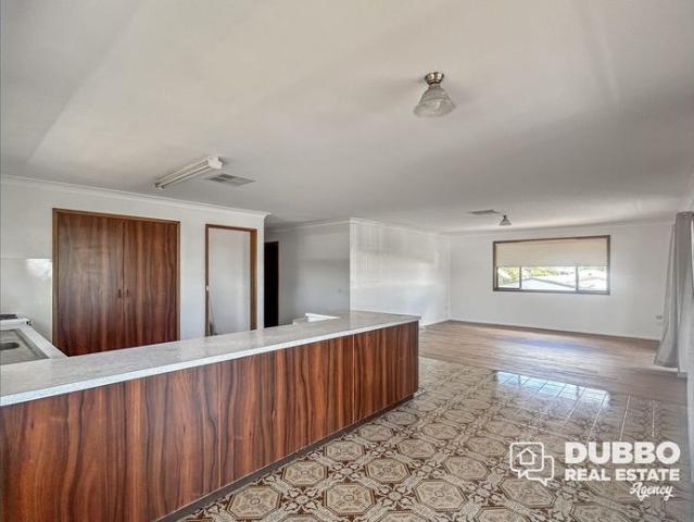 LARGE UPSTAIRS UNIT IN WEST DUBBO