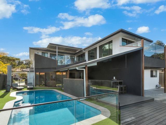 LARGE VERSATILE FAMILY HOME WITH PRIVATE PONTOON