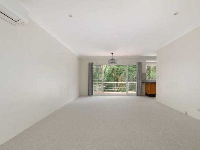 Large villa in parkside position near waterfront