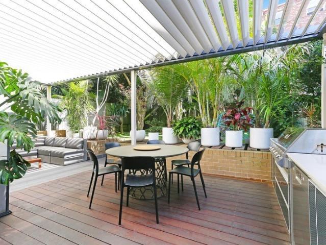 Large Whole Floor 3 Bedroom Garden Apartment!