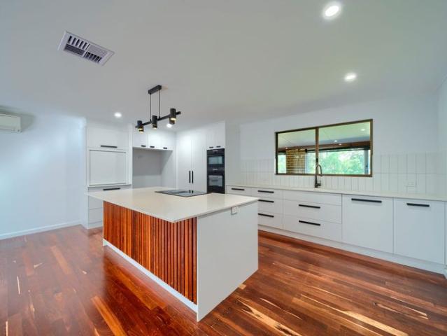 Large Workshop & Spacious Living in Little Grove
