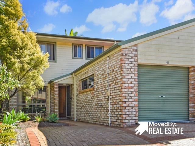 Large yard, great location & swimming pool