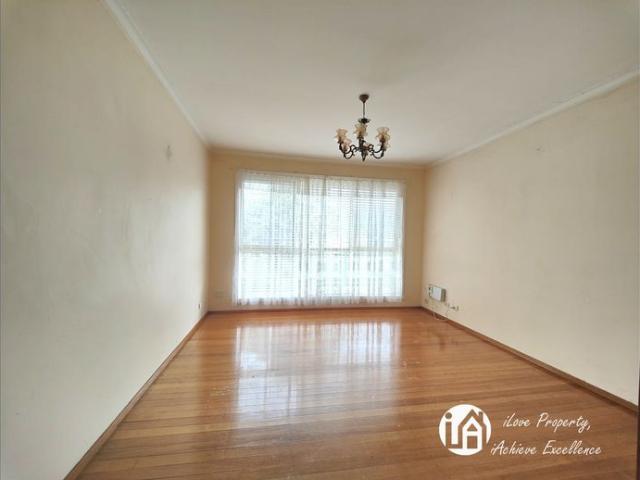 LARGE YARD, GREAT LOCATION!