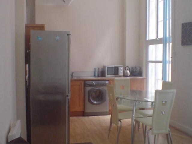 Large Airy 2 bed apartment NG7