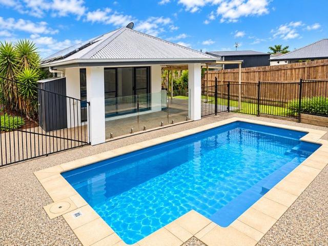 Large air conditioned family home with pool