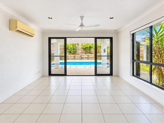 Large air conditioned family home with pool