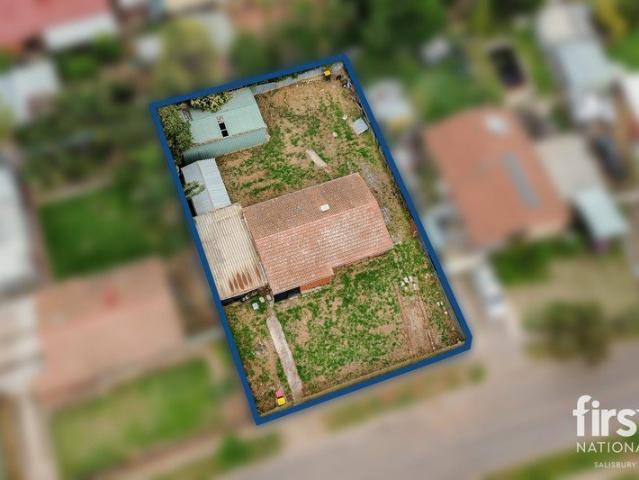 LARGE ALLOTMENT WITH DEVELOPMENT POTENTIAL STCC !