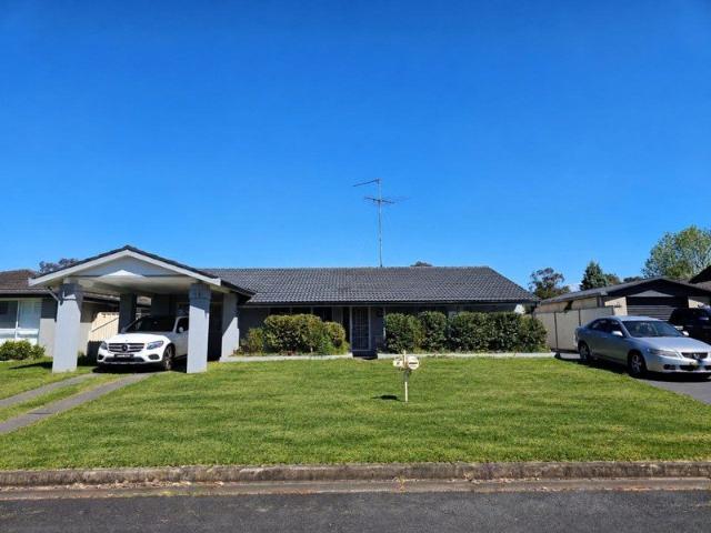 Large and convienient Family Residence close to amenities