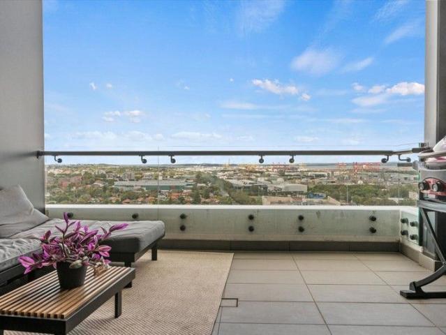Large and Bright Two Bedroom Apartment, Fabulous Expansive Bay Vistas