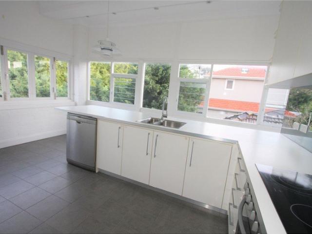 Large and bright 2 bedroom art deco apartment with study