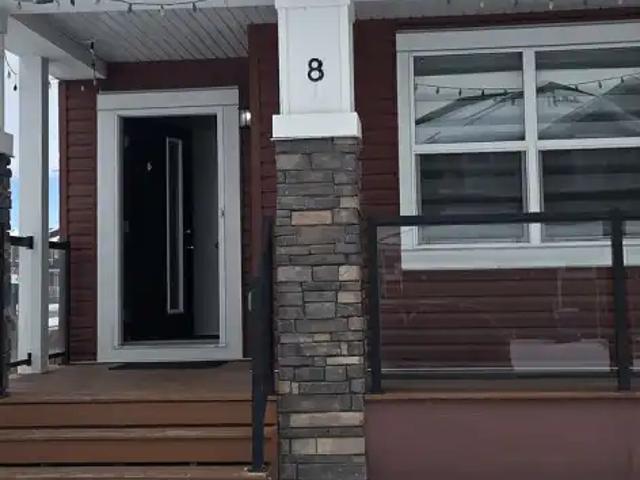 Large and gorgeous 3 bedroom town house 2 detached garrage