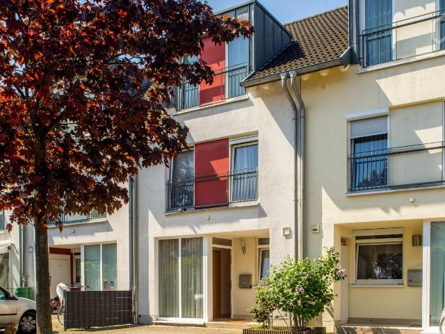 Large and fashionable 5 room apartment near the airport & the fair, Koln Amsterdam Apartments for Rent