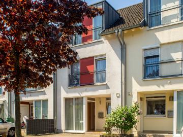 Large and fashionable 5 room apartment near the airport & the fair