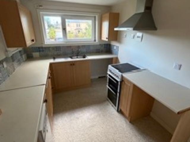 Large and spacious 2 bed 1st floor flat £725 pcm. Prime location