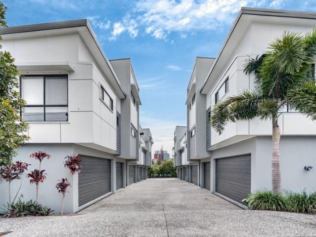 Large Architecturally Designed Spacious Townhouse Walking Distance to Ferry Road Markets