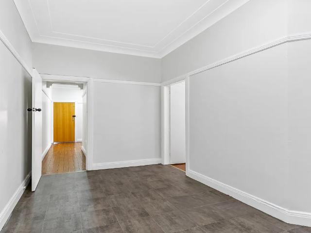 LARGE ART DECO APARTMENT