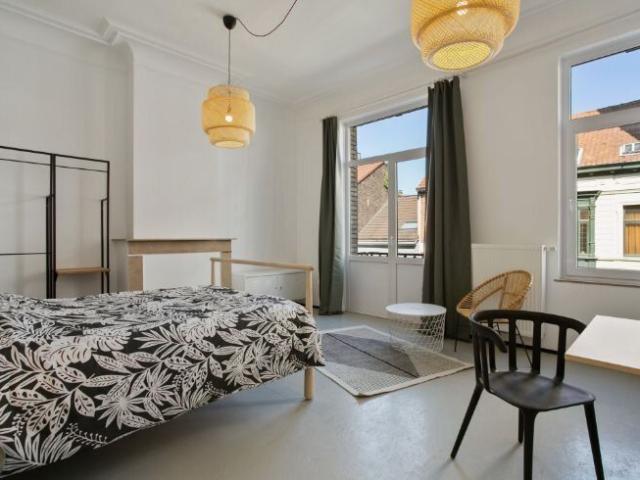 Large Art Deco house to share Roffiaen