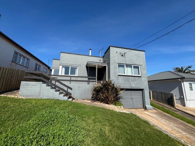 LARGE BACKYARD, CONVENIENT LOCATION