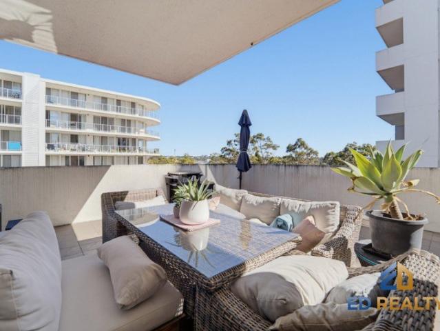 Large Balcony Apartment in Prime Location