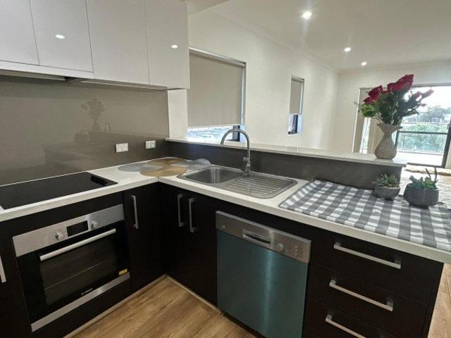 Large, Beautiful Highly Convenient Beckenham Pocket! Easy care, close to amenities and high rental yields of circa ~6%!