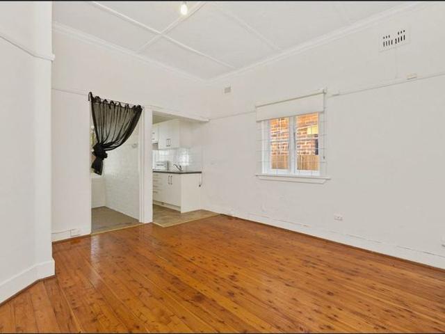 Large Beachside Apartment 800m From Bondi Beach