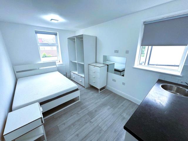 Large Bedsit Studio Ilford £875 Pcm All Bills Inc