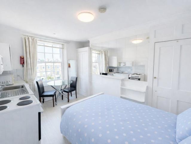 Large Bedsit with Ensuite Shower in SW3 Chelsea