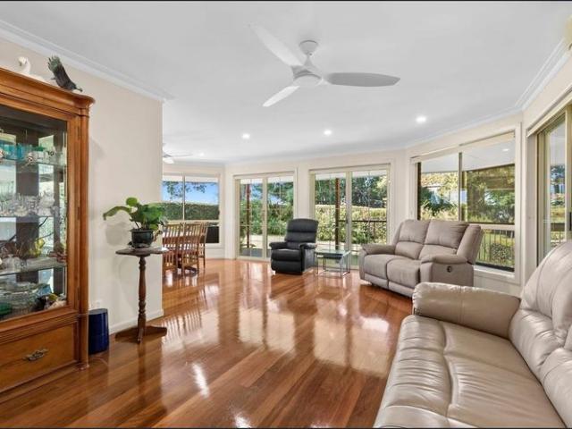 LARGE BOAMBEE EAST HOME WITH SELF CONTAINED FLAT