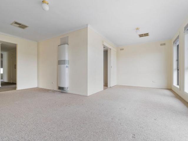 LARGE BLOCK WITH SHED