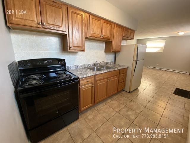 Large Brand New Corner Unit Remodeled 2 Bedroom Apt in Quiet Building, Close to Public Transportation, Schools, Stores and Interstate
