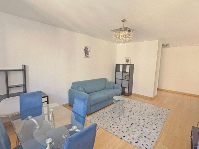 Large, bright 2 room apartment 1 living room and 1 separate bedroom Elevator Close to shops and transportation, Paris Amsterdam Apartments for Rent